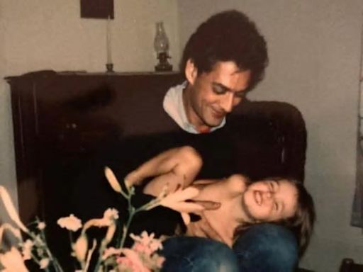 Il post della figlia di Paul Auster, Sophie, dedicato al papà: «Penso a te e alla mamma ballare al ritmo di una canzone di Tom Waits»