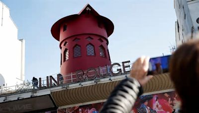 Vídeo | Las aspas del Moulin Rouge de París se caen en plena madrugada