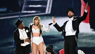 Taylor Swift’s boyfriend Travis Kelce makes on-stage appearance at concert | ITV News