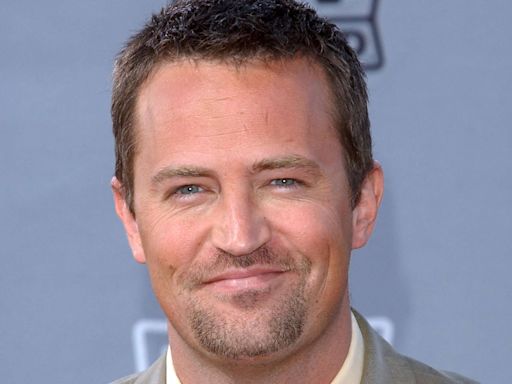 Mort de Matthew Perry : cinq personnes arrêtées aux États-Unis un an après sa mort