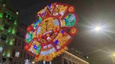 Encienden alumbrado decorativo de las fiestas patrias en el Zócalo