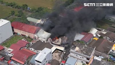 SOS！台南七股區工廠大火「黑煙竄天」緊鄰民宅 驚人空拍照曝光