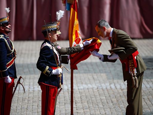 El Rey vuelve a jurar bandera en Zaragoza por sus 40 años en el Ejército de Tierra