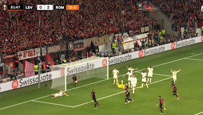 Está completamente bendecido: el gol que mete al Leverkusen de Xabi en la final es de no creer