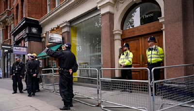 Hombre ataca a puñaladas a una niña y una mujer pleno centro de Londres, Inglaterra - El Diario NY