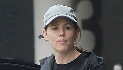 Jennifer Garner drives her mom to LA airport after Violet's graduation