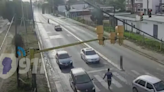 Video impactante: un hombre apuñaló a un nene de 11 años que pedía dinero en un semáforo