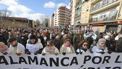 Una Marea Blanca de 11.000 personas marcha en Salamanca por la sanidad pública