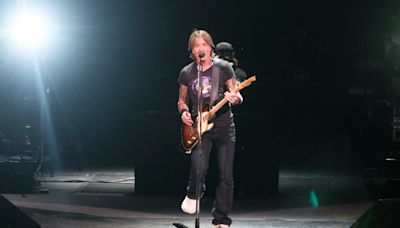 Keith Urban plays hits, new single for a modest crowd at Milwaukee's Summerfest