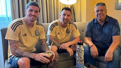 La foto cábala de Chiqui Tapia con De Paul y Messi, antes de la semifinal con Canadá
