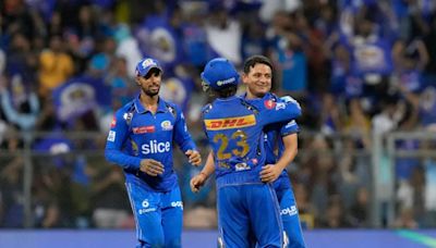 MI's 35-Year-Old Piyush Chawla Scalps Travis Head and Heinrich Klaasen in Back-to-Back Overs to Run Riot Over ...