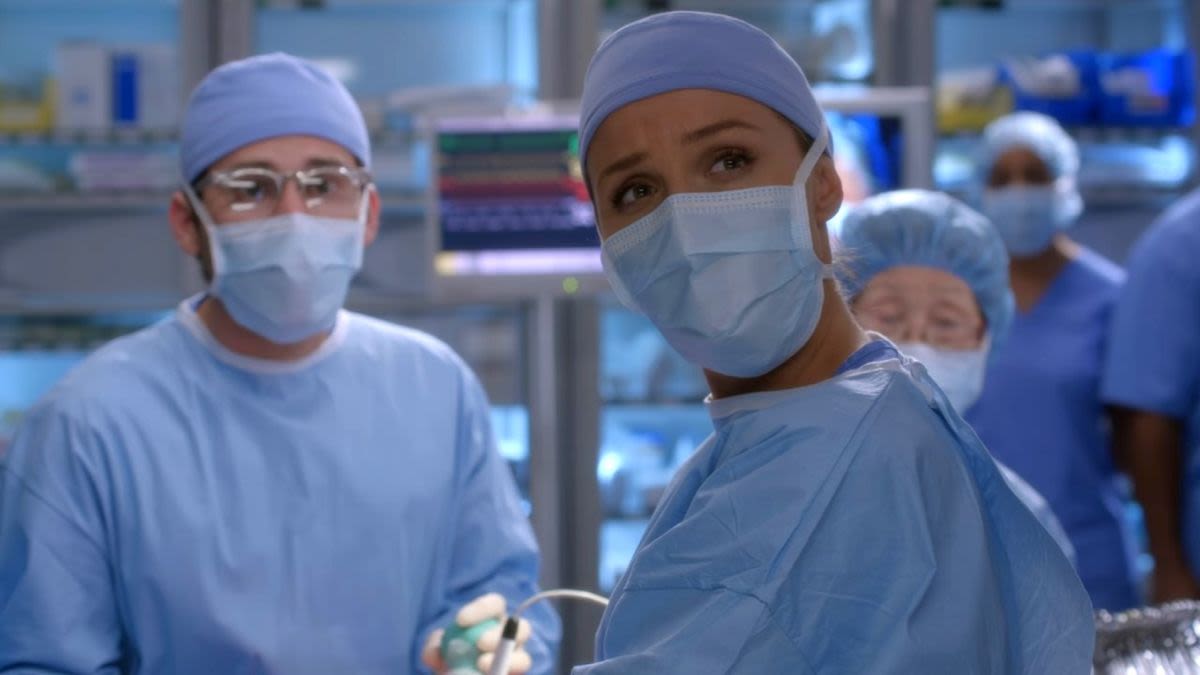 The Cast Of Grey's Anatomy Is Going Viral On TikTok After Revealing They Actually Scrubbed Into Surgeries ...