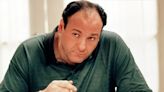 Zoom a los 25 años de Los Soprano: “Quise asegurarme de que la voz de James Gandolfini estuviera presente” - La Tercera