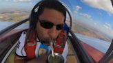 Video: el argentino que toma mate mientras hace acrobacias aéreas con su avioneta