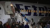 Avión con más de 100 migrantes varados en frontera de Chile parte a Venezuela