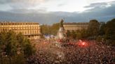 Las multitudinarias celebraciones en Francia tras las proyecciones del triunfo de la izquierda en las elecciones parlamentarias