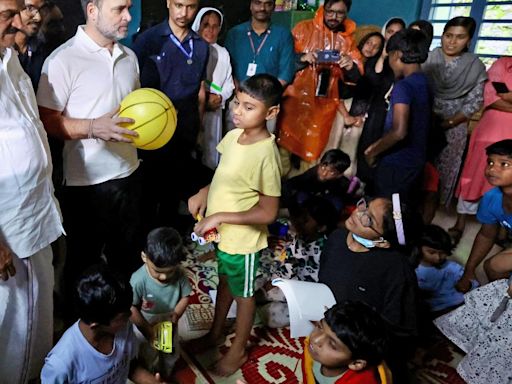 Rahul, Priyanka visit the injured, bereaved in Wayanad