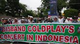 Cientos de musulmanes conservadores protestan por el concierto de Coldplay en Indonesia