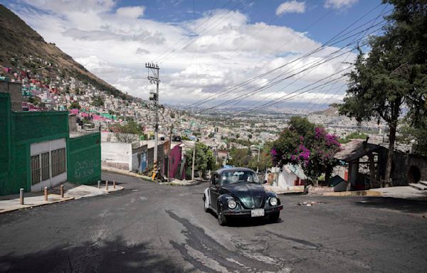 A Mexico City neighborhood keeps the iconic Volkswagen Beetle alive