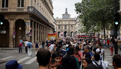 Espectadores hacen largas filas por horas para la ceremonia de París 2024