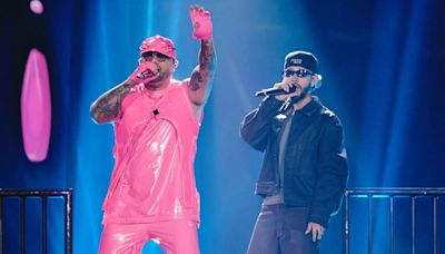 Wisin y Mora en una conexión explosiva al cantar 'Bien Loco' en Latin American Music Awards