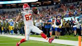 Kelce anota 3 TDs y Chiefs remontan para vencer a Chargers