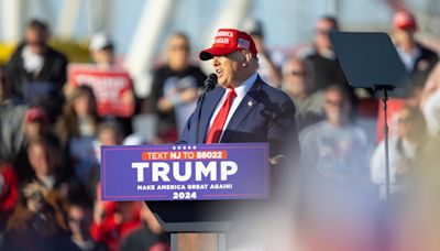 Giants legend shows up next to Trump at rally — no longer a Democratic voter