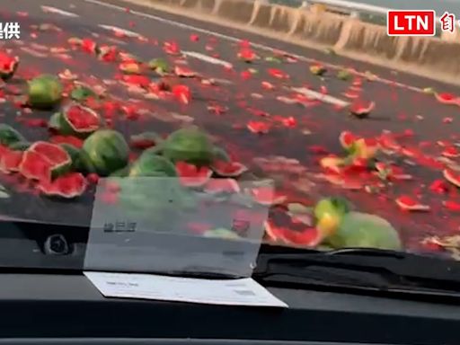 塞爆！國3中投路段西瓜車翻覆 滿地紅泥汁液（民眾提供） - 自由電子報影音頻道