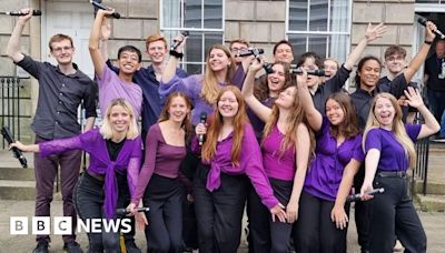 Performers take to streets as power cuts hit Edinburgh Fringe