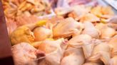 A cuánto está el pollo hoy en Colombia: precios de pechugas, alas y perniles en Corabastos