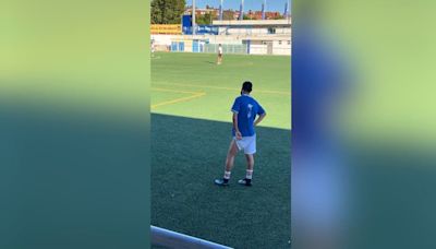 ¡Cómo se te ocurre hacer eso en medio de un partido! Lo que hace este jugador es de no creer