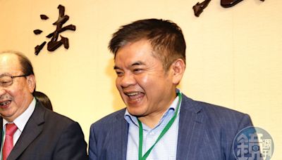 莊瑞雄被抓包抽加熱菸嗆「不在意罷免權反關注我抽菸？」 網友轟：民進黨帶頭違法