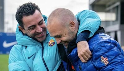 Cariñosa despedida de Iniesta a Xavi