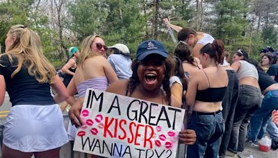 In Wellesley, Marathon runners get kisses: ‘This is where Wellesley shines’