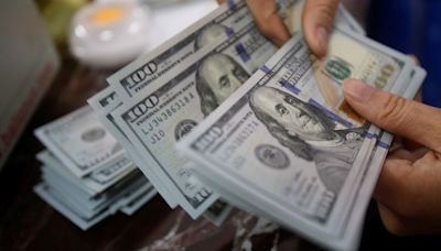 Dollar trades sideways as markets wait for central bank, economic news