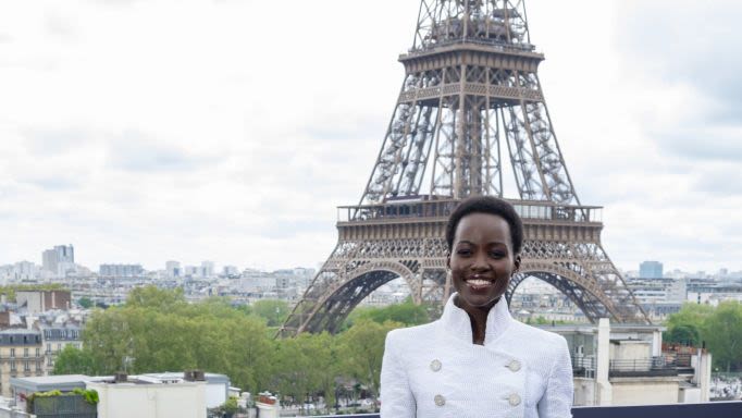 Lupita Nyong’o Accessorizes a Chanel Suit Jacket With a Shimmery Cat Purse