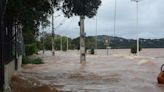 Água toma conta da orla de Ipanema, na zona Sul de Porto Alegre