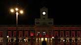 La Comunidad de Madrid ilumina la Real Casa de Correos con la bandera de España por la victoria en la Eurocopa