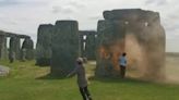 Dos ecologistas rocían con pintura naranja al monumento megalítico Stonehenge