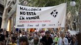 Miles se manifiestan contra el exceso de turistas en la isla española de Mallorca
