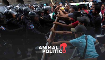 Miembros de la CNTE y policías de la CDMX se enfrentan afuera de Palacio Nacional
