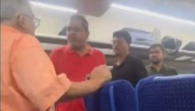 Elderly Man Slaps Waiter on Vande Bharat Train Over Non-Vegetarian Meal Mix-Up; Passengers Say ' Maafi Maango' | Video