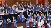 議事混亂！韓國瑜裁示舉手表決 藍白人數優勢今晚挑燈夜戰、拚國會改革法案過關