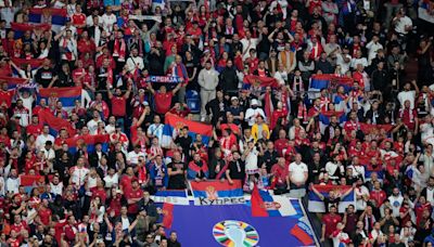 UEFA abrió investigación por supuestos cánticos racistas de la afición de Serbia en la Eurocopa - El Diario NY