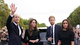 William e Harry dão trégua em desentendimento e se juntam para conferir homenagens à rainha