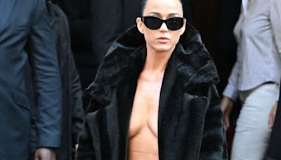 Katy Perry marca “uve de abdomen” como un gym bro y luce una cola de veinte metros en París