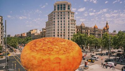 El Mundo Today | Una tortilla gigante obliga a desalojar el centro de Barcelona