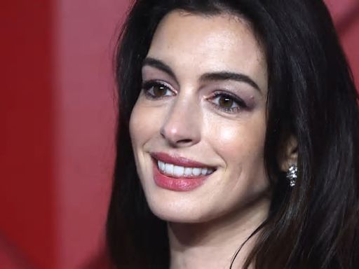 Piccola gaffe di Anne Hathaway, grazie Valentino e... Pasolini