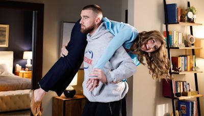 Heidi Gardner Explains Why She Was ‘Very Protective’ of Travis Kelce When He Hosted “SNL”