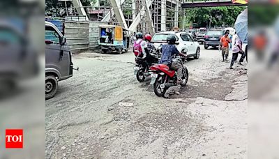 Paltan Bazar's Cratered Road, Defunct Streetlights, and Chaotic Traffic | Guwahati News - Times of India